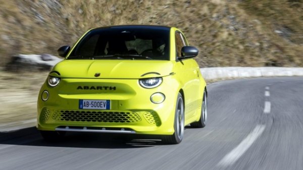 Abarth 500e, първият електрически модел на Scorpio, е един от малкото спортни автомобили, които могат да бъдат закупени за по-малко от 40 000 евро. Колата разчита на 115 kW/155 к.с., доставяни от електрически мотор. Батерията е 42 kWh и гарантира максимален пробег от 265 км без зареждане. Марката е посочила 7 секунди за ускорение от 0 до 100 км/ч, докато максималната скорост е ограничена до 155 км/ч. Цената на Abarth 500e започва от 37 950 евро на основните европейски пазари.

